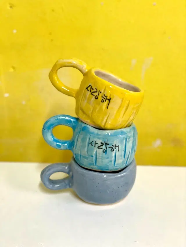 흙으로 빚어 컵을 만들어요