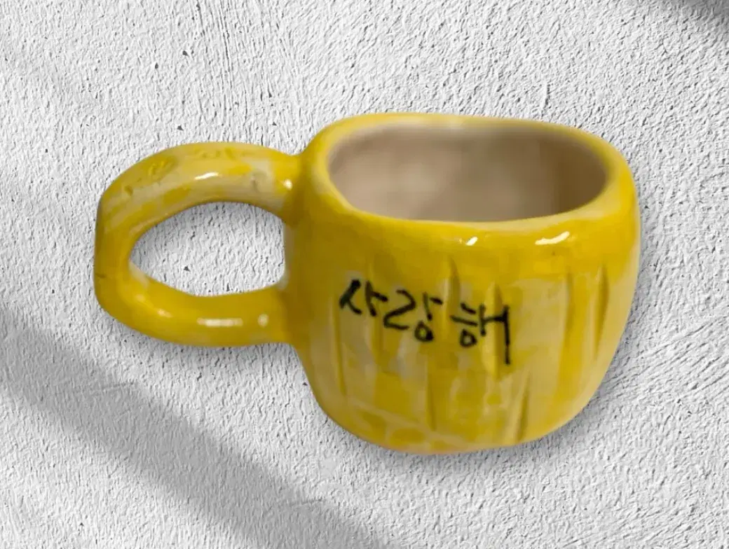 흙으로 빚어 컵을 만들어요