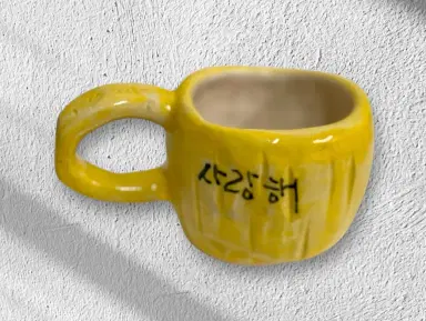 흙으로 빚어 컵을 만들어요